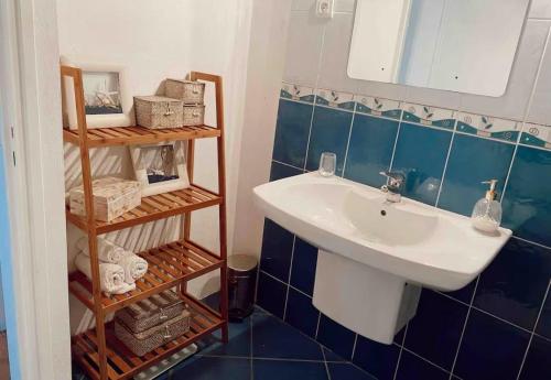 une salle de bain avec un lavabo et un miroir dans l'établissement Appartement vue sur le golf de Porto, à Porto Ota