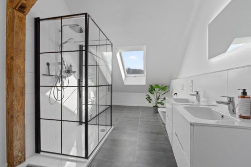 a bathroom with white walls and a glass shower at Charmante Design-Apartments in Top Lage - Nähe Altstadt - Parkplätze - Netflix in Bad Kreuznach