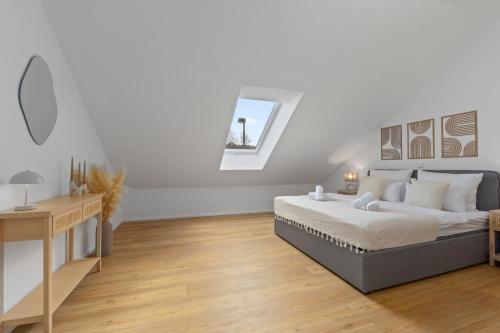 a white bedroom with a bed and a desk at Charmante Design-Apartments in Top Lage - Nähe Altstadt - Parkplätze - Netflix in Bad Kreuznach