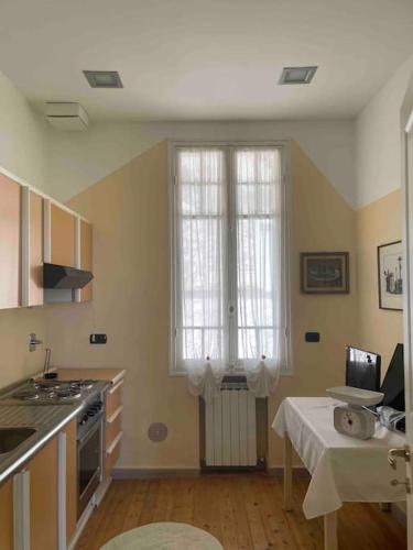 une cuisine avec une fenêtre et une table. dans l'établissement villawoho Spacious terraces, panoramic seaview in quiet area, à Menton