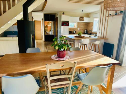 une cuisine et une salle à manger avec une table et des chaises en bois dans l'établissement Maison de vacances Bretagne, à Tréveneuc