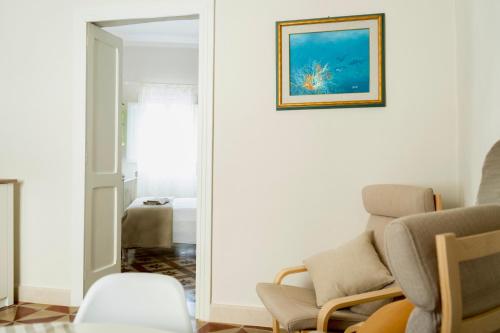 a living room with chairs and a mirror at "Lo Studiolo" in Nardò