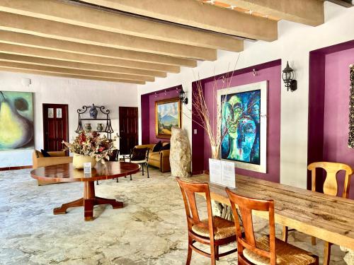 a living room with a wooden table and chairs at Molino de los Reyes in Totolac