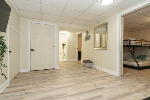 Φωτογραφία από το άλμπουμ του 65 - 5BR Randolph - Elegant Haven near Dog Park σε Randolph