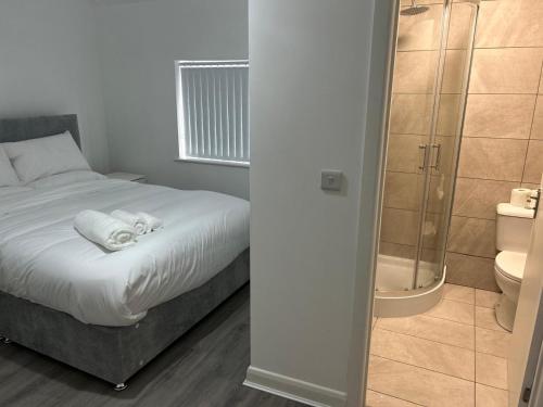 Bilik mandi di Stylish Leeds Family Home