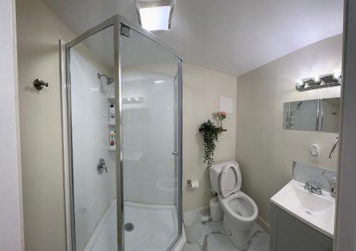 Ένα μπάνιο στο 65 - 5BR Randolph - Elegant Haven near Dog Park