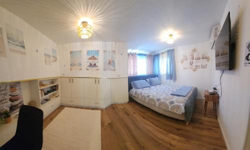 a small bedroom with a bed in a room at הקונכייה in Eilat