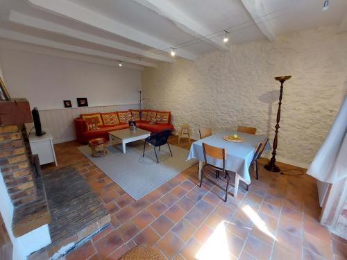 un salon avec une table et un canapé dans l'établissement Gite des Anglais, à Marnay