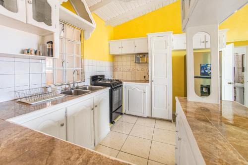 Η κουζίνα ή μικρή κουζίνα στο Stunning 3BR Oceanview Getaway