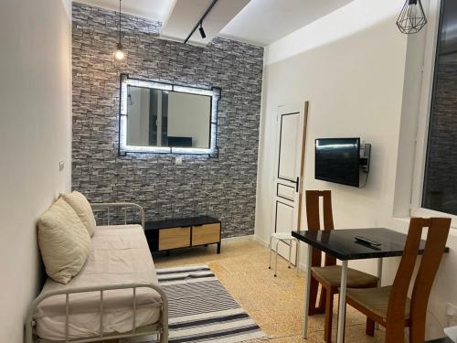 un salon avec un canapé et une table dans l'établissement Nationale, à Nîmes