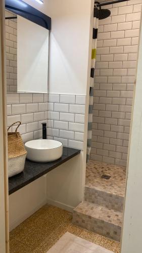 une salle de bain avec un lavabo et un miroir dans l'établissement Nationale, à Nîmes