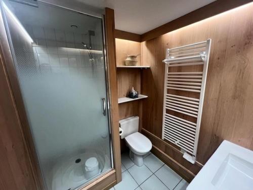 une salle de bain avec toilettes et douche en verre dans l'établissement Résidence Port Bourgenay - maeva Home - Appartement 4 pièces 6 personnes - Exclusive - super Home MAE-8814, à Talmont-Saint-Hilaire