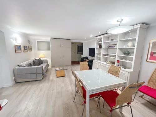 un salon avec un canapé et une table dans l'établissement Appartement L'Etang Cannes Pointe Croisette, à Cannes