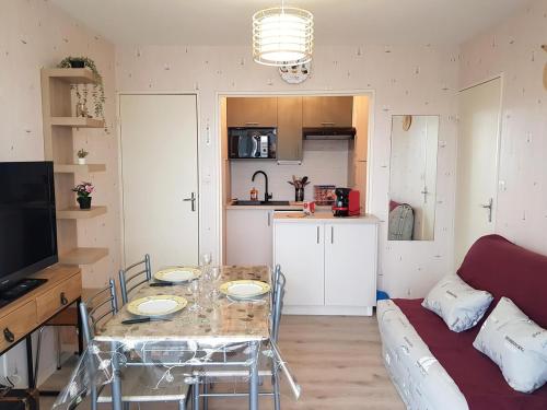 un salon avec une table et un canapé dans l'établissement T2 appartement - Accès direct Grande Plage, à Saint-Gilles-Croix-de-Vie