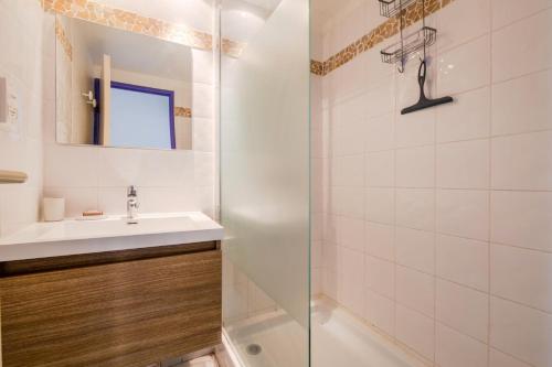 une salle de bain avec un lavabo et une douche dans l'établissement Résidence le Village de Cap Esterel - maeva Home - Appartement 2 pièces 4 personnes - Sans piscine - Sélection MAE-1941, à Saint-Raphaël