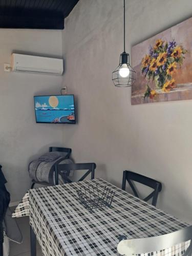 a dining room with a table and chairs at Descanso al Paso Chuy in Chuy