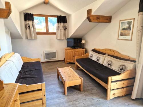 un salon avec deux lits et un canapé dans l'établissement Les Chalets D'arrondaz - Grand appartement 10/12 personnes MAE-2893, à Modane