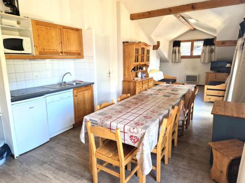 une cuisine et une salle à manger avec une table et des chaises dans l'établissement Les Chalets D'arrondaz - Grand appartement 10/12 personnes MAE-2893, à Modane
