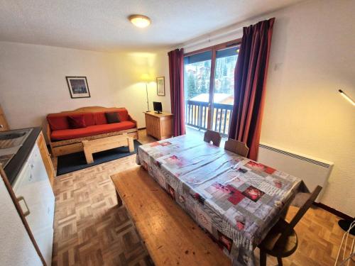 - un salon avec une table, un lit et une fenêtre dans l'établissement Résidence Grand Argentier - 2 pièces +coin montagne 4/6personnes coeur station MAE-2934, à Modane