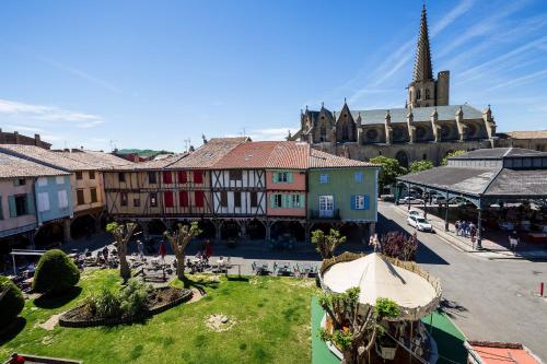 an aerial view of a town with a church at APPARTEMENT F3 BOX Vélo Moto Centre historique in Mirepoix