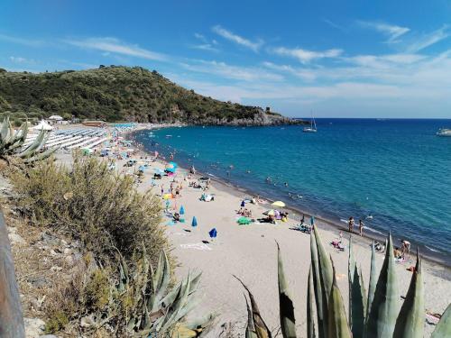 a group of people on a beach with the ocean at Casa vacanze Camera con vista in Marina di Camerota