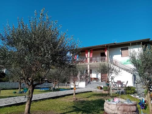 a villa with a garden and a house at La Sosta in Lunigiana in Monti di Licciana Nardi