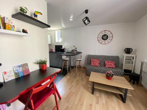 un salon avec une table et un canapé dans l'établissement Le Léon Blum - T2 Cosy and soothing, à Nantes