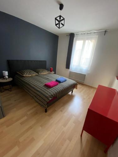 une chambre avec un lit avec deux oreillers dessus dans l'établissement Le Léon Blum - T2 Cosy and soothing, à Nantes