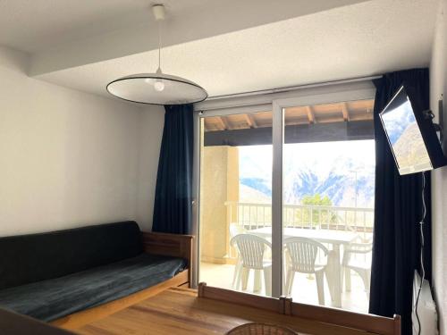 un salon avec un canapé et une table dans l'établissement Résidence Balcons Du Soleil 1 - T2/4pers BALCONS DU SOLEIL 11-Peyresourde MAE-9704, à Germ