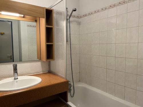 une salle de bain avec un lavabo et une douche dans l'établissement Résidence Balcons Du Soleil 1 - T2/4pers BALCONS DU SOLEIL 11-Peyresourde MAE-9704, à Germ