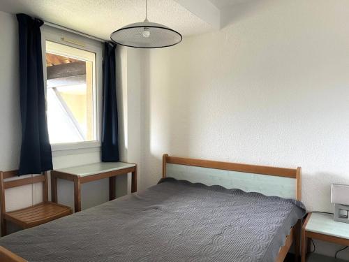 une chambre avec un lit et une fenêtre dans l'établissement Résidence Balcons Du Soleil 1 - T2/4pers BALCONS DU SOLEIL 12-Peyresourde MAE-9954, à Germ