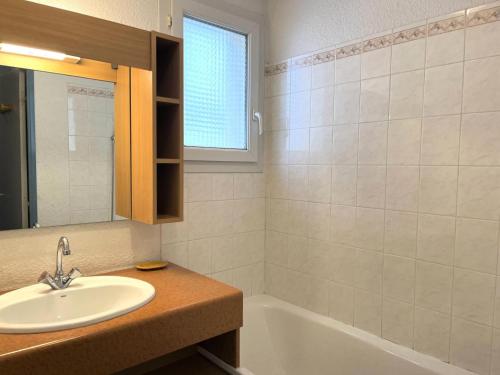 a bathroom with a sink and a bath tub at Résidence Balcons Du Soleil 1 - T3/8pers BALCONS DU SOLEIL 30-Peyresourde MAE-4644 in Germ