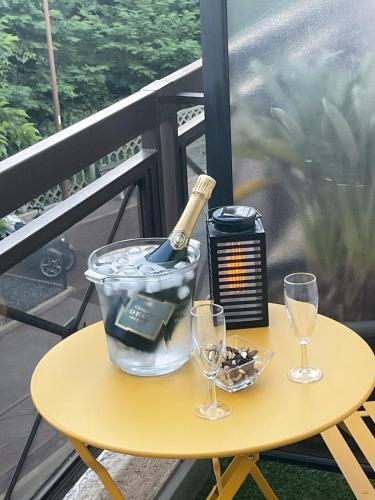 - une table avec une bouteille de vin et des verres sur un balcon dans l'établissement Studio de vacances paisible et central, à Mandelieu-la-Napoule