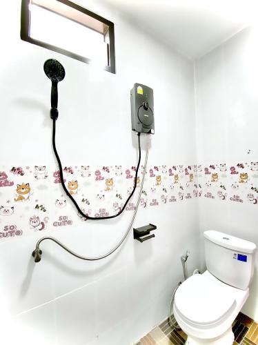 a bathroom with a toilet and a shower at ที่พักธารารักเลย ภูกระดึง in Ban Huai Som