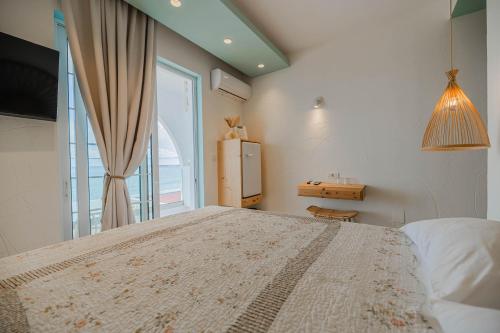 Postel nebo postele na pokoji v ubytování Delfini Pearl Stegna Beach