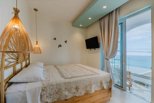 Кровать или кровати в номере Delfini Pearl Stegna Beach