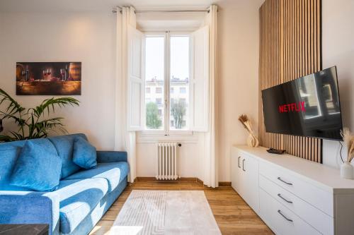 a living room with a blue couch and a tv at Da Vinci B&B in Florence