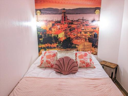 - un lit orné d'une grande peinture murale dans l'établissement Vue mer et clim Les Magnolias 4006, à Grimaud