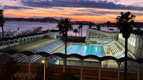 - une vue sur la piscine au coucher du soleil dans l'établissement La Girelle, à Toulon