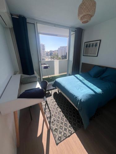 une chambre avec un lit et une grande fenêtre dans l'établissement La Girelle, à Toulon