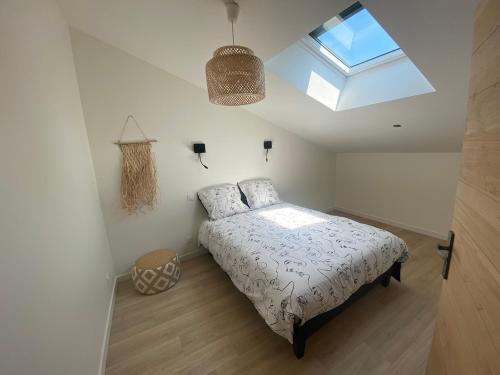 - une petite chambre avec un lit et une fenêtre dans l'établissement Les Ricochets, à Coutenson