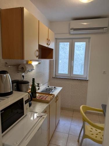 una cucina con lavello e fornello forno superiore di Pag Marina Vero Apartments a Pag