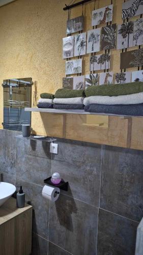 La salle de bains est pourvue de 4 oreillers sur un mur. dans l'établissement Nature en petite montagne, à Arinthod