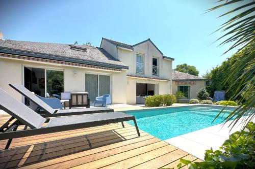 une villa avec piscine et une maison dans l'établissement La Céleste-Villa standing avec piscine et jardin, à Saint-Herblain