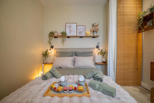 un lit avec un plateau de nourriture dessus dans l'établissement L'Onyvera, au Mans