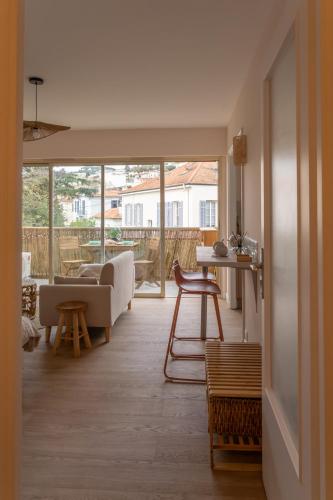 un salon avec un canapé et une table dans l'établissement Centre-Ville Le Cannet - Piscine, Tennis, Parking - À 10 min de la Croisette ! - Azur Eden, au Cannet