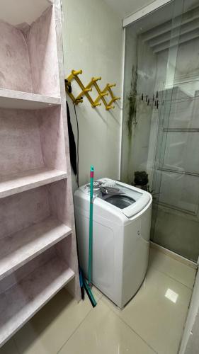 a small bathroom with a toilet and a shower at Studio a 5 km aeroporto Teresina in Teresina