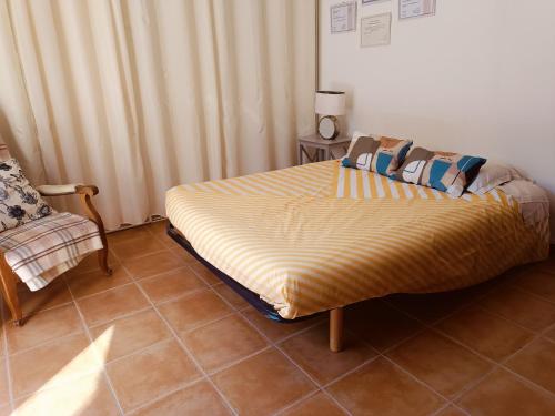 - un lit dans une pièce dotée de carrelage dans l'établissement Les Tourterelles, à Cadolive