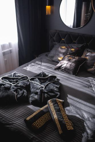 Una cama o camas en una habitación de Euforia - Jacuzzi apartment Ukmergė