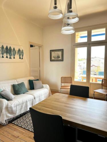un salon avec une table et un canapé dans l'établissement Résidence Grand Hotel - Arcachon - Charmant T2 dans la Résidence du Grand Hôtel MAE-9504, à Arcachon